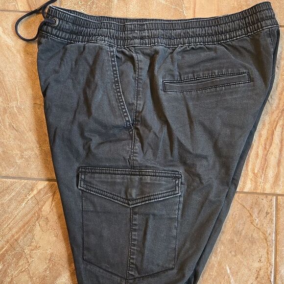 Hollister Black Cargo Shorts with Relaxed Fit, SIZE LARGE - Picture 6 of 6